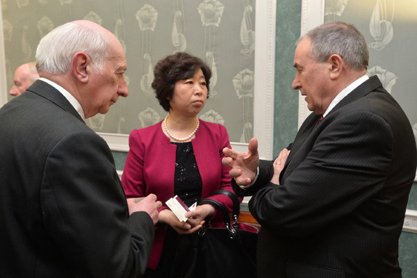 NIABT Chair Robin Newton MLA in conversation with the Chinese Consul General and the NIABT President